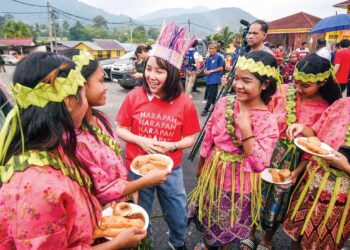 Pang Sock Tao beramah mesra dengan penduduk Orang Asli 
di Kampung Tun Abdul Razak, Kuala Kubu Baharu, semalam. – UTUSAN/MOHD. FIRDAUS MOHD. JOHARI