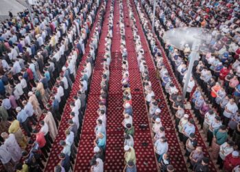 DALAM kita sibuk membuat persiapan Aidilfitri, jangan dilupakan amalan-amalan 10 malam terakhir Ramadan dalam mengejar kelebihan lailatul qadar. – UTUSAN/FAIZ ALIF ZUBIR