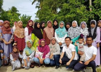 SEBAHAGIAN daripada peserta UmieAktif Kelantan dan Ampang bergambar kenangan dalam salah satu 
program dijayakan.