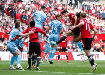 PEMAIN pertahanan Manchester United, Harry Maguire melakukan tandukan untuk gol kedua United pada masa kecederaan babak pertama.-AFP