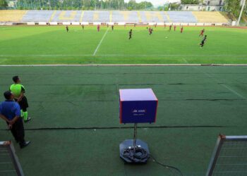 Perlawanan melibatkan pengadil pada sesi simulasi VAR Liga Malaysia 2024-2025 di Stadium UiTM Shah Alam sebelum ini menjelang sepak mula musim baharu Liga Malaysia. – UTUSAN/FARIZ RUSADIO