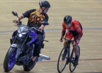 JAGUH basikal trek negara, Datuk Azizulhasni Awang menjalani latihan di Velodrom Nasional Nilai di Nilai, Negeri Sembilan semalam sebagai persiapan untuk beraksi di pentas Sukan Olimpik Paris 2024. GAMBAR - AMIR KHALID