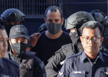 AVITAN Shalom diiringi anggota polis yang lengkap bersenjata semasa tiba di Mahkamah Sesyen Kuala Lumpur, semalam. - UTUSAN/FARIZ RUSADIO