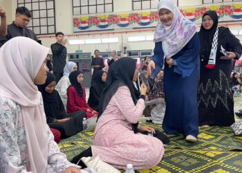 FADHLINA Sidek (dua dari kanan) beramah mesra bersama pelajar sempena Program Jaulah Ramadan di SMK Sungai Acheh, Nibong Tebal, Pulau Pinang.-UTUSAN/SITI NUR MAS ERAH AMRAN