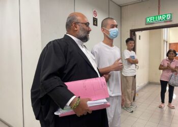 LIM Chong Kuang (dua dari kiri) bersama Mahendran (kiri) ketika berada di Mahkamah Tinggi Butterworth, Pulau Pinang