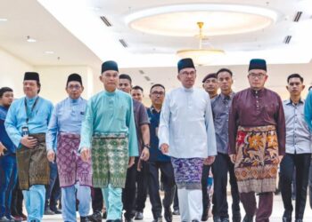ANWAR Ibrahim dan Mohd. Shukri Ramli berjalan memasuki bilik mesyuarat sempena Taklimat Pembangunan Negeri di Kompleks Dewan Undangan Negeri, Kangar, Perlis.– UTUSAN/IZLIZAN OTHMAN