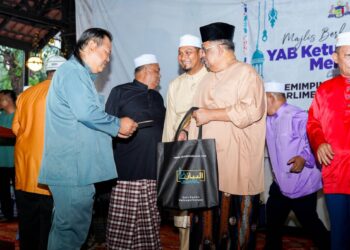 AB. RAUF Yusoh (dua dari kanan) menyampaikan sumbangan sambil disaksikan Nur Mohammad Hadi Zahalan (tiga dari kiri) pada Majlis Berbuka Puasa dan Penyampaian Sumbangan UMNO Bahagian Masjid Tanah di Villa D’Acqua, Masjid Tanah, Melaka.
