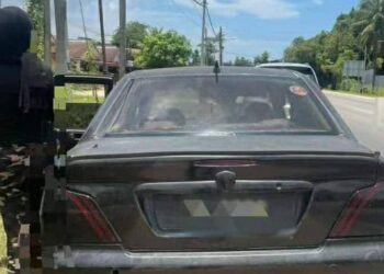 SEORANG wanita ditahan selepas terlibat dengan aktiviti penyeludupan diesel di jalan Chabang Empat, Tumpat, Kelantan semalam-IHSAN KPDN KELANTAN.