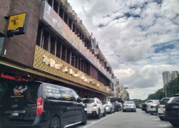 SEBAHAGIAN  premis perniagaan spa, refleksologi dan urutan di sekitar bandaraya Johor Bahru. – UTUSAN/RAJA JAAFAR ALI