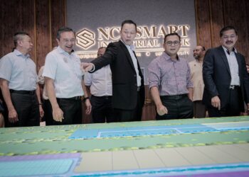 AMIRUDIN SHARI (dua kanan) ketika majlis pelancaran galeri kuala  NSIP di Sepang, Selangor. - UTUSAN/ FAIZ ALIF ZUBIR