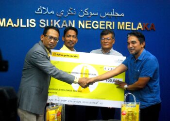 HARIS Alias (kanan) menerima replika cek RM100,000 daripada Syarikat Avergold Holding Sdn. Bhd di MSN Melaka, Paya Rumput, Melaka. - UTUSAN/AMRAN MULUP