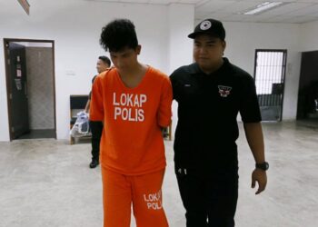 ANGGOTA polis mengiringi tertuduh semasa menghadiri prosiding pendakwaan di Mahkamah Sesyen Kota Bharu, Kelantan-UTUSAN/ROSALWANI CHE SOH