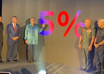 MENTERI Pertahanan Datuk Seri Mohamed Khaled Nordin bersama Timbalan Menteri Pertahanan Adly Zahari dan Ketua Eksekutif LTAT Ashraf Radzi pada Majlis Pengumuman Dividen LTAT 2023, di Kuala Lumpur, semalam.