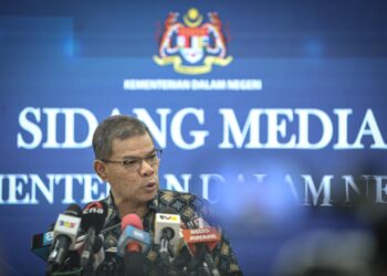 MENTERI Dalam Negeri, Datuk Seri Saifuddin Nasution Ismail ketika sidang media di kementeriannya di sini, hari ini.- UTUSAN/FAIZ ALIF ZUBIR