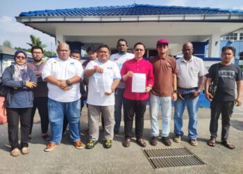 AHMAD Shahir Mohd. Shah (empat dari kanan) dan Mohamad Afif (enam dari kanan) ketika ditemui selepas selesai membuat laporan polis terhadap seorang penceramah di Balai Polis Seremban 2, Seremban hari ini.