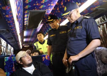 ZULKIFLY (kanan) berbual bersama seorang penumpang bas ekspres ketika mengetuai Ops Khas Perayaan Hari Raya Aidilfitri (HRA) 2024 di Terminal Bas Penang Sentral, Butterworth, Pulau Pinang.-UTUSAN/IQBAL HAMDAN
