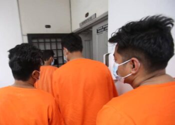 DUA anggota polis ditahan reman selama tiga hari oleh Mahkamah Majistret Johor Bahru hari ini bagi membantu siasatan berhubung dakwaan melakukan peras ugut