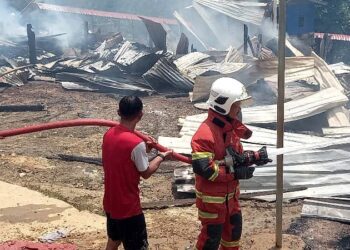 KEBAKARAN memusnahkan 14 rumah di Kampung Tikandis, Nabawan, hari ini.
