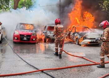 ANGGOTA bomba bertungkus-lumus memadam kebakaran yang melibatkan empat buah kereta di kawasan parkir Mutiara Idaman, Jelutong, Pulau Pinang.