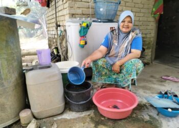 GANGGUAN bekalan air bukan perkara baharu buat rakyat Kelantan malah sudah menjadi duri dalam daging apabila masalah tersebut terus berulang-UTUSAN/ROHANA ISMAIL