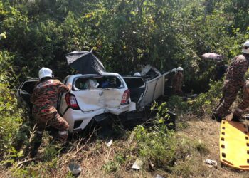 ANGGOTA bomba melakukan tugasan menyelemat kemalangan membabitkan empat buah kenderaan di Kilometer 27, Jalan Gua Musang-Kuala Krai di Gua Musang, Kelantan, semalam.-IHSAN POLIS.