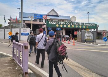 SEBAHAGIAN warganegara Thailand mula pulang ke kampung masing-masing melalui Kompleks Imigresen, Kastam, Kuarantin dan Keselamatan (ICQS) Rantau Panjang, Kelantan hari ini-UTUSAN/ROHANA ISMAIL.