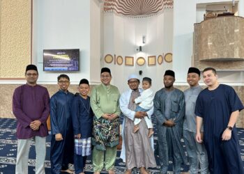 DR. Sharifudin Md Shaarani (empat dari kiri) bersama sebahagian pelajar yang tidak pulang ke kampung sempena Aidilfitri pada program sambutan Hari Raya Aidilfitri di Kompleks Islam Tuanku Muhriz, USIM di Nilai, Seremban hari ini.