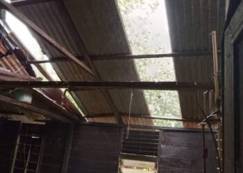 SALAH sebuah rumah yang rosak akibat ribut kuat dan angin kencang ketika sambutan 1 Syawal lewat petang semalam di Kepala Batas, Pulau Pinang