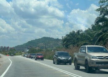 ANAK-anak Kelantan di perantauan mula pulang ke ibu kota sekali gus menyaksikan aliran trafik dilihat mulai perlahan memasuki bandar Gua Musang, Kelantan hari ini.-UTUSAN/AIMUNI TUAN LAH.