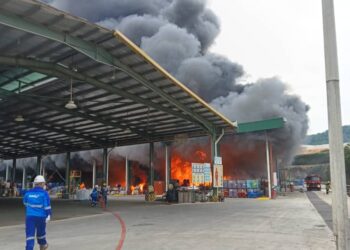 KEJADIAN kebakaran yang berlaku di Pusat Pengurusan Sisa Kualiti Alam, Ladang Tanah Merah, Bukit Pelanduk, Port Dickson baru-baru ini.-GAMBAR/IHSAN BOMBA.