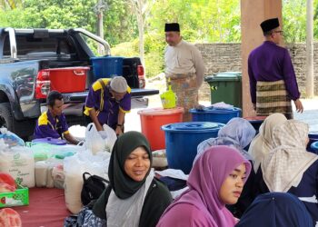 DR. Izani Husin (berdiri, dua dari kanan) sempat meluang masa melihat kerja-kerja penyediaan juadah pada Jamuan Hari Raya Aidilfitri Pas Kawasan Pengkalan Chepa di Pengkalan Chepa, Kota Bharu, Kelantan hari ini. UTUSAN/MUSTAQIM MOHAMED