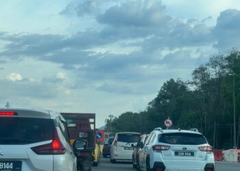 ALIRAN trafik perlahan di susur masuk pembinaan Lingkaran Tengah Utama (LTU) dekat Bandar Baru, Gua Musang, Kelantan.UTUSAN/AIMUNI TUAN LAH
