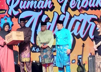 SALIM Abdul Rahman (dua dari kiri) bersama Ahmad Fuzi (tengah) dan Mohd. Nasir (dua dari kanan) ketika pengagihan Bakul Rahmah sempena sambutan penutup Majlis Rumah Terbuka Aidilfitri Kampung Melayu di George Town, Pulau Pinang