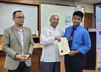 NIK Ahmad Rizal Wan Ismail (kiri) mengiringi Mohd. Nazri Muhammad (tengah) menyampaikan sijil lantikan kepada duta-duta TVET pada Program Duta TVET@KLCC di KKKL, Kota Bharu, Kelantan hari ini. UTUSAN/MUSTAQIM MOHAMED