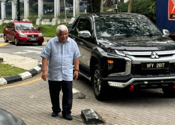 MOHD. TAMRIN ketika hadir ke Bukit Aman bagi memberi keterangan pagi tadi.