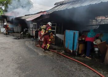 BEBERAPA anggota bomba sedang giat menjalankan kerja-kerja pemadaman api di dua buah gerai yang terbakar di Batu Lanchang, Pulau Pinang.