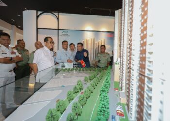 KUALA LUMPUR 16 APRIL 2024 - Menteri Pertahanan, Datuk Seri Mohamad Khaled Nordin (empat kiri) melihat replika rumah Projek Perumahan Satu Anggota Satu Rumah (SASaR) Sungai Besi selepas melakukan lawatan ke tapak perumahan di Plantinum South Valley (PSV) Sales Gallery di sini, hari ini. 
Turut sama, Panglima Angkatan Tentera, Jeneral Tan Sri Mohammad Ab Rahman (tiga kiri) dan Pengarah Platinum Victory, Datuk Shaik Ahmad Sufian (dua kanan). - UTUSAN / FARIZ RUSADIO