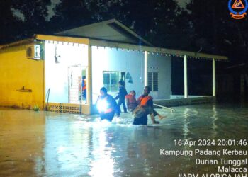 ANGGOTA Angkatan Pertahanan Awam (APM) memindahkan mangsa banjir di Alor Gajah, Melaka.