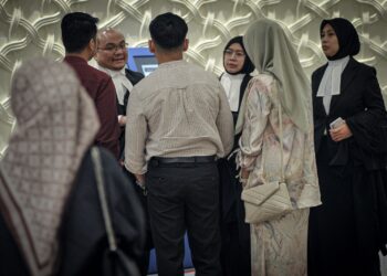 Sebahagian peguam yang mewakili bekas penuntut UPNM hadir di Mahkamah Rayuan Putrajaya bagi sebutan rayuan pendakwaan berkaitan kes kematian Pegawai Kadet Laut universiti itu, Zulfarhan Osman Zulkarnain. UTUSAN/FAIZ ALIF AHMAD ZUBIR