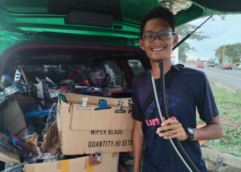 ARIF Anuar menunjukkan pelbagai jenis wiper kereta yang dijualnya di tepi Jalan Balai Panjang, Malim Jaya, Melaka. - UTUSAN/AMRAN MULUP