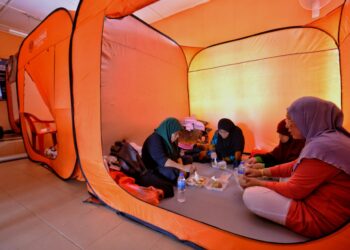 SEBAHAGIAN mangsa terjejas banjir yang ditempatkan di PPS Balai Raya Permatang Pasir, Linggi, Port Dickson.-UTUSAN/MOHD. SHAHJEHAN MAAMIN.