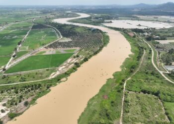 SUNGAI Muda yang menjadi sumber utama bekalan air bagi Pulau Pinang dan Kedah kini mengalami penurunan paras air susulan musim kemarau berpanjangan.