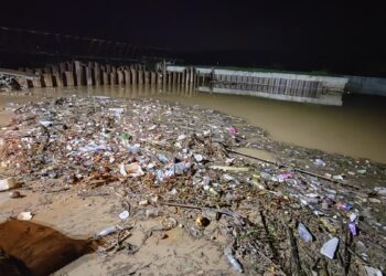 TIMBUNAN sampah sarap memenuhi Loji Rawatan Air (LRA) Linggi dekat Port Dickson hingga memaksa operasi loji itu dihentikan kira-kira empat jam dan kerja-kerja membuang sampah dilakukan pada Isnin lalu