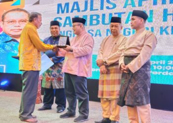 CHE Mohd. Shukree Che Isa (tiga kanan) menyampaikan penghargaan kepada koperasi yang cemerlang pada Majlis Apresiasi dan Sambutan Hari Raya Angkasa Kelantan di Kota Bharu, Kelantan hari ini-UTUSAN/YATIMIN ABDULLAH