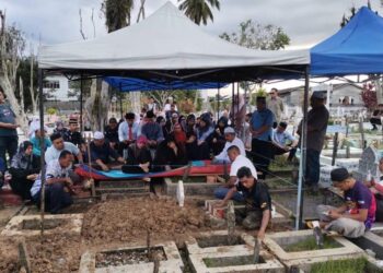 JENAZAH anak Ketua Polis Daerah selamat disemadikan di Tanah Perkuburan Islam Kampung Hj Khamis di Lahad Datu, hari ini.