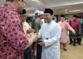 MOHD. Nassuruddin Daud (kanan) bersalaman dengan semua jemputan ketika menghadiri Jamuan Hari Raya Aidilfitri Kerajaan Negeri Kelantan di Kompleks Kota Darul Naim, Kota Bharu, Kelantan hari ini. UTUSAN/MUSTAQIM MOHAMED