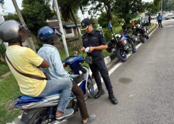 SEORANG anggota JPJ Pulau Pinang (kanan) memeriksa sebuah motosikal yang dinaiki oleh dua lelaki warga asing dalam Ops PeWA di sekitar Seberang Jaya, Pulau Pinang