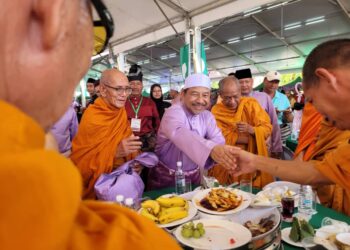 MOHD. Nassuruddin Daud (tengah) bersalam dengan sami Buddha yang hadir ke Majlis Rumah Terbuka Pas Kelantan di Dataran Warisan Stadium Sultan Muhammad IV, Kota Bharu, Kelantan-UTUSAN/MUSTAQIM MOHAMED.