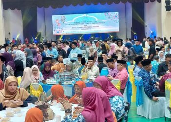 SEBAHAGIAN daripada ribuan pengunjung yang memenuhi Dewan Milenium Kepala Batas sempena Majlis Rumah Terbuka Aidilfitri yang dianjurkan secara bersama oleh pejabat Yang Dipertua Negeri Pulau Pinang dan kerajaan negeri di Kepala Batas, Pulau Pinang