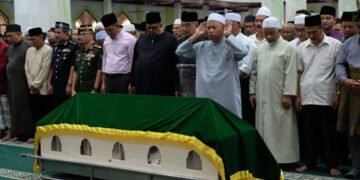 JENAZAH Allahyarham Zaidi Johari disolatkan di Masjid Al-Azim, Bukit Palah, Melaka. - UTUSAN/SYAFEEQ AHMAD